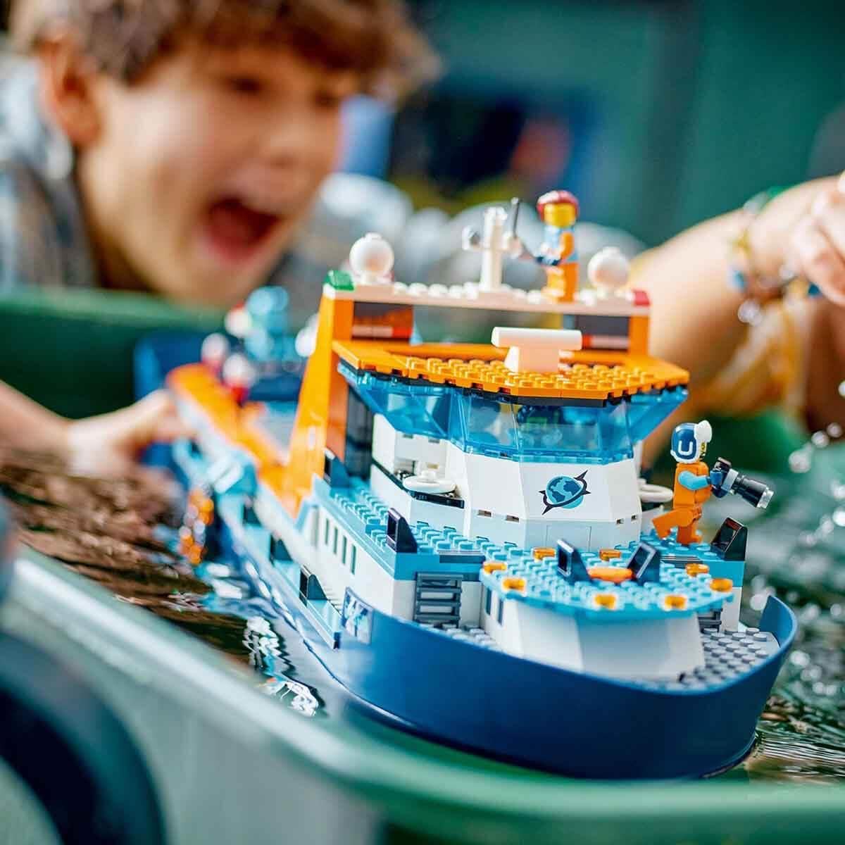 LEGO City 60368 Arktis-Forschungsschiff – Spielzeug-Boot mit Hubschrauber & 7 Minifiguren