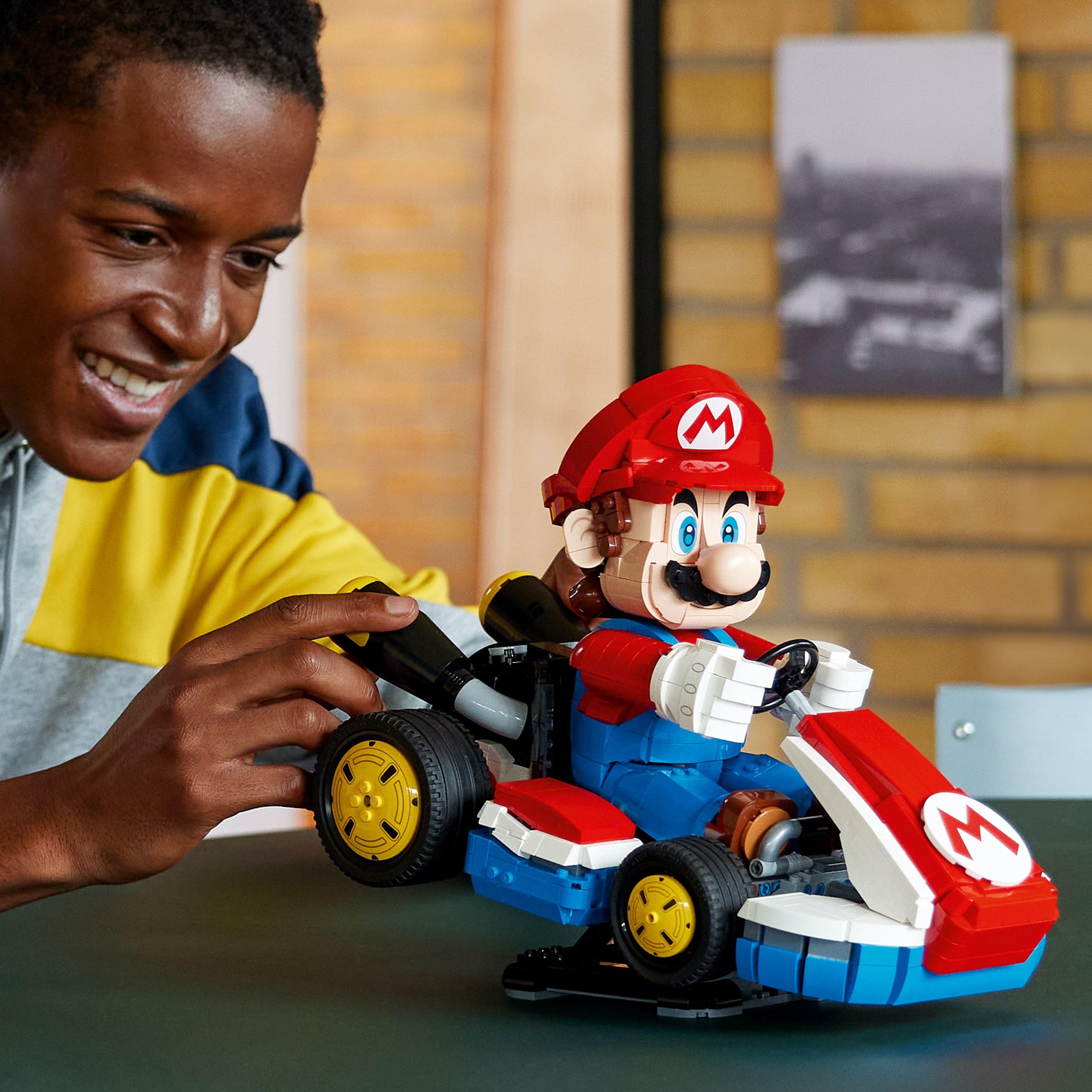 LEGO Super Mario Kart 72037 – Mario Figur & baubares Auto, Sammlerstück für Gamer & Fans, Geschenk für Erwachsene